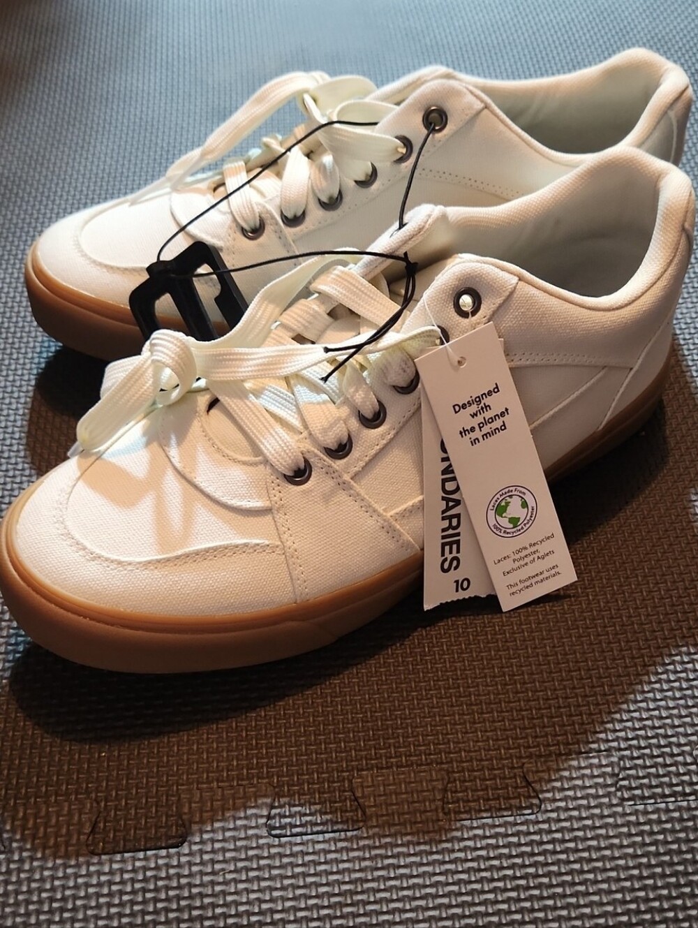 No Boundaries White Canvas Sneakers with Gum Sole - Size Men's 10 NWT